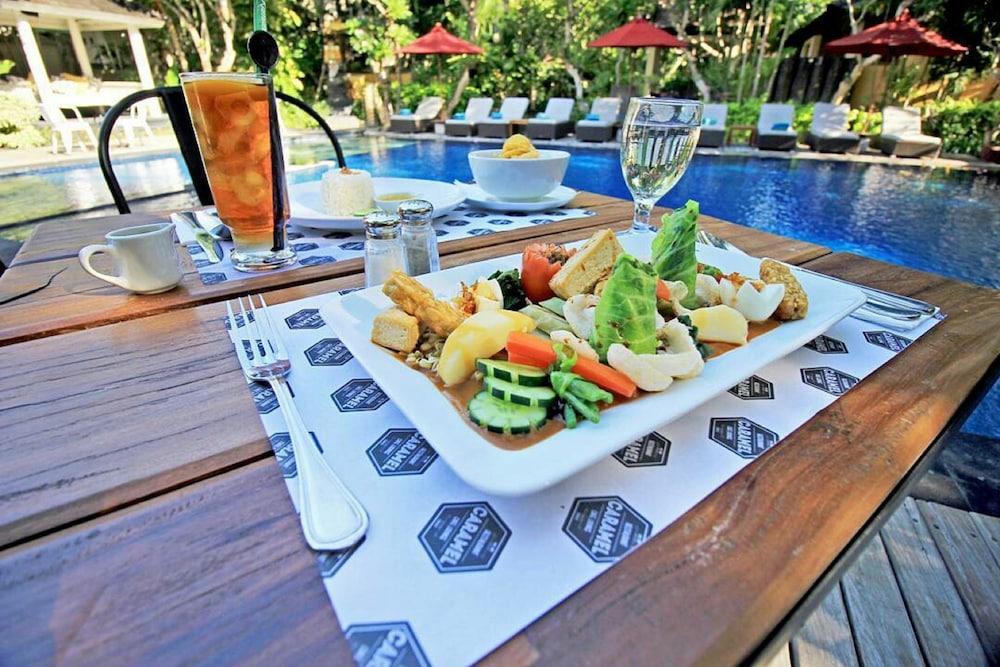 Sagara Villas And Suites Sanur By Ahm Luaran gambar A salad at the poolside
