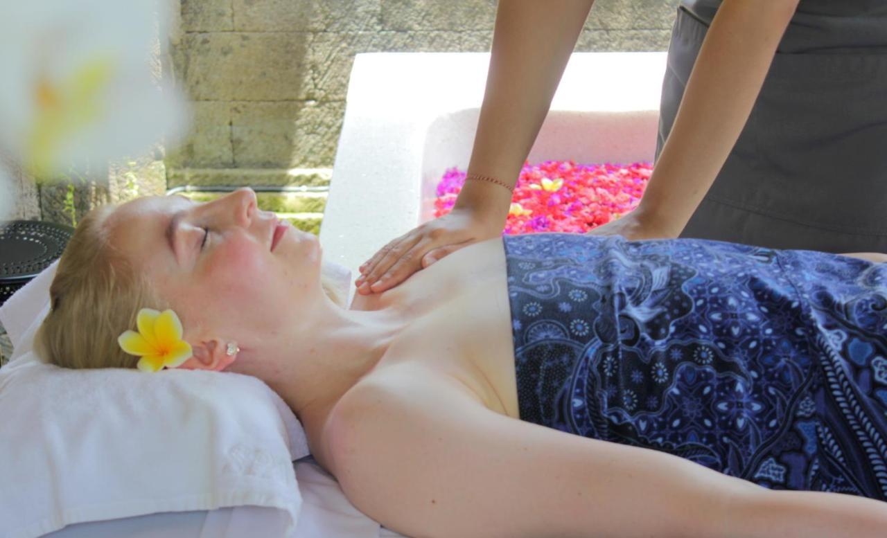 Sagara Villas And Suites Sanur By Ahm Luaran gambar A woman receiving a massage