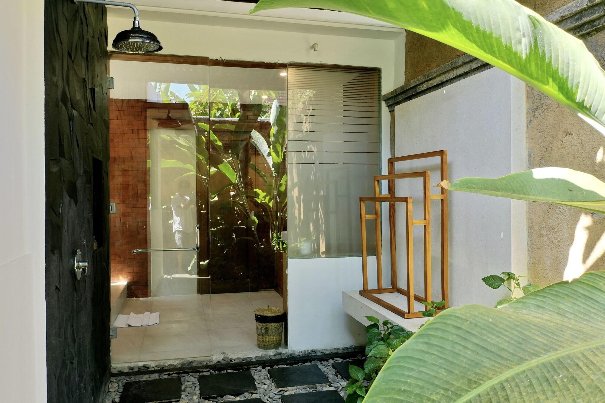 Sagara Villas And Suites Sanur By Ahm Luaran gambar A shower with a rain shower head
